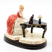 Статуэтка на деревянной подставке 30х24 Royal Classics