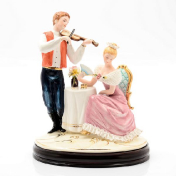Статуэтка на деревянной подставке 30х30 Royal Classics